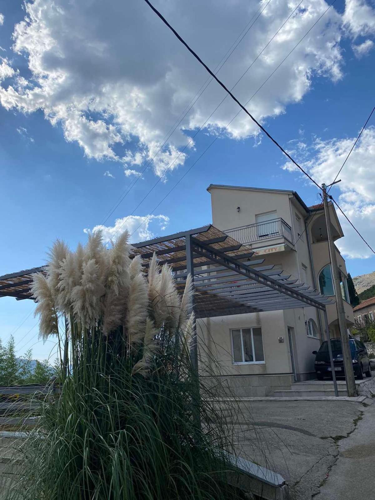 Sun City Apartments Требине Екстериор снимка